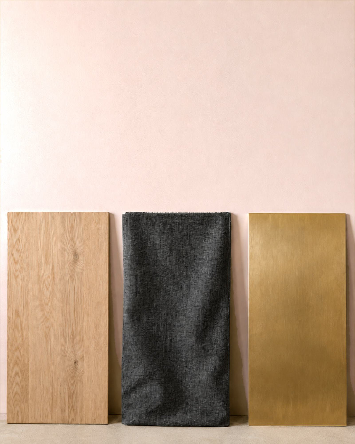 Blush Mediterraneo accostato a legno chiaro, lino e ottone