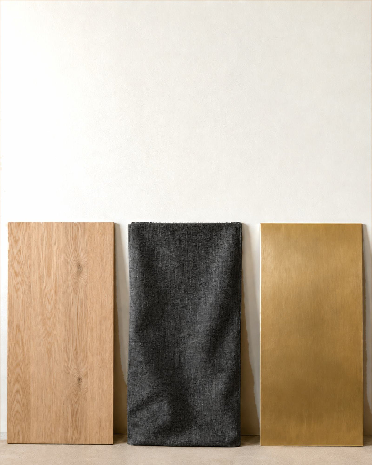 Gesso di Carrara accostato a legno chiaro, lino e ottone