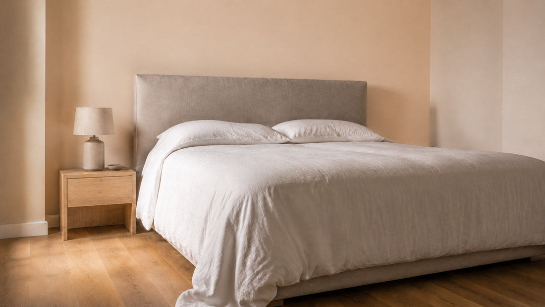 Camera da letto con parete dietro il letto in tortora caldo e pareti laterali chiare