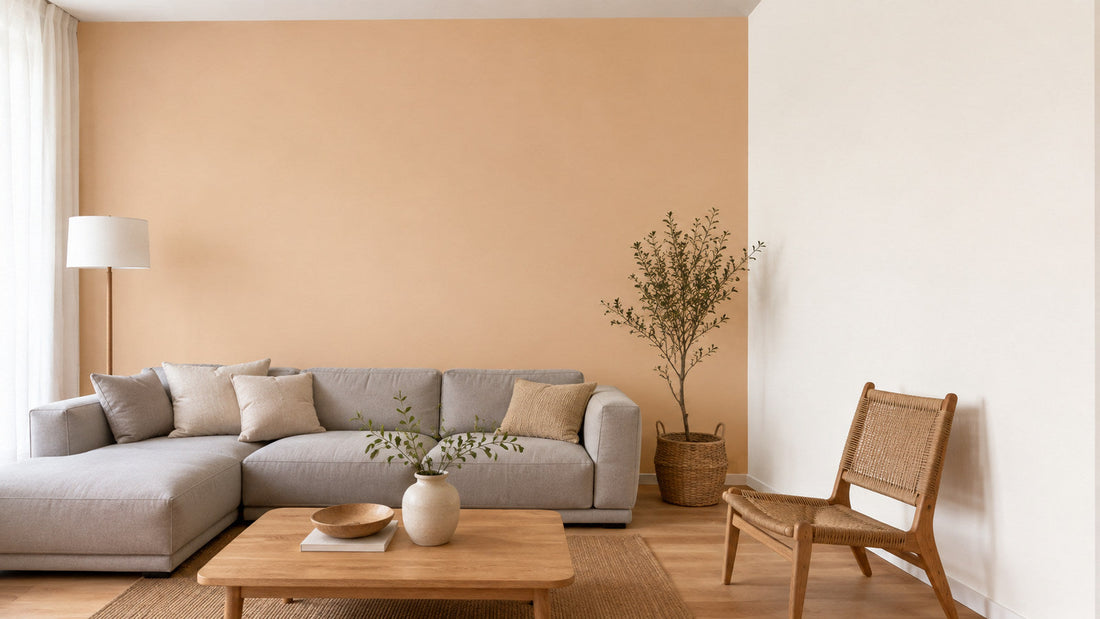 Soggiorno con parete dietro il divano in beige caldo e pareti laterali bianche, stacco netto sullo spigolo