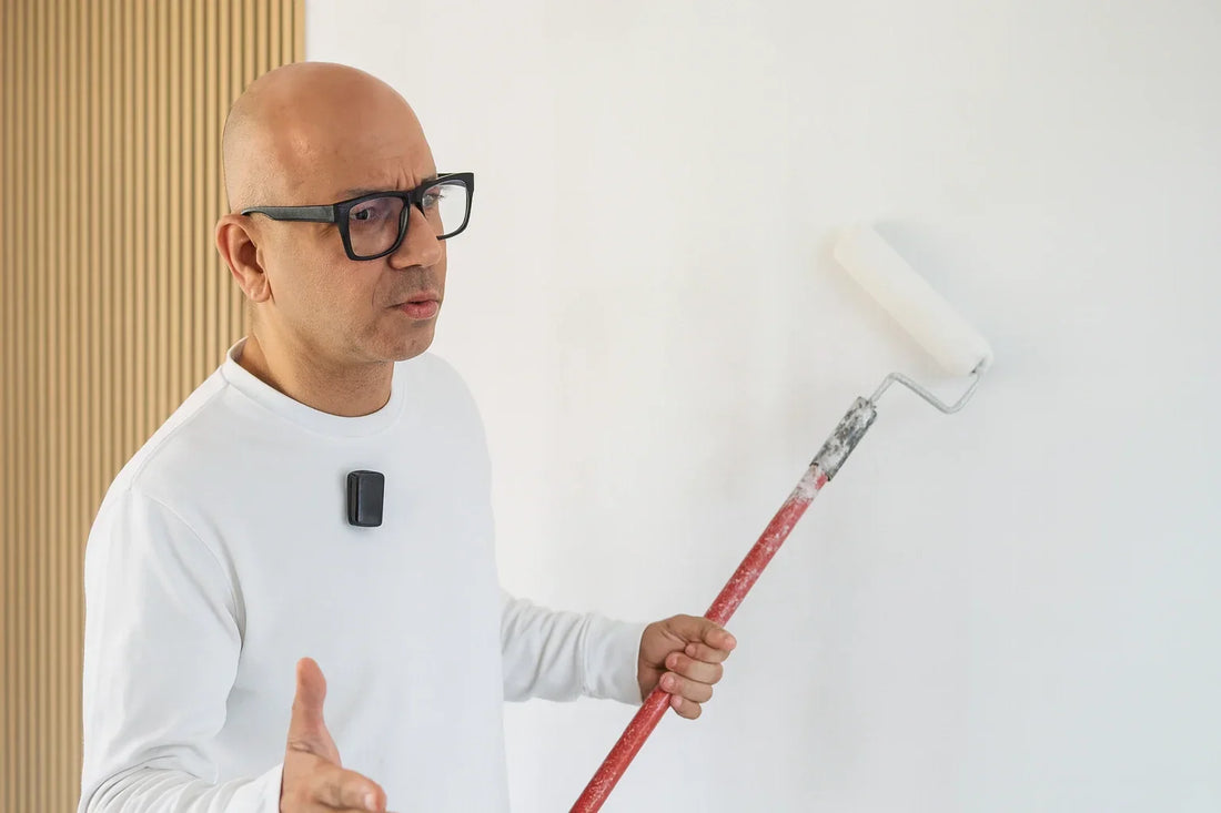 Parete che presenta macchie e differenze di tono dopo essere stata pitturata