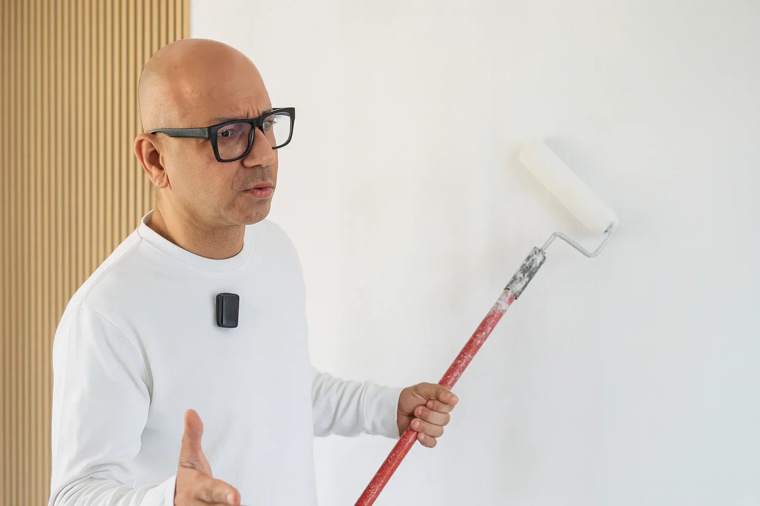 Parete che presenta macchie e differenze di tono dopo essere stata pitturata