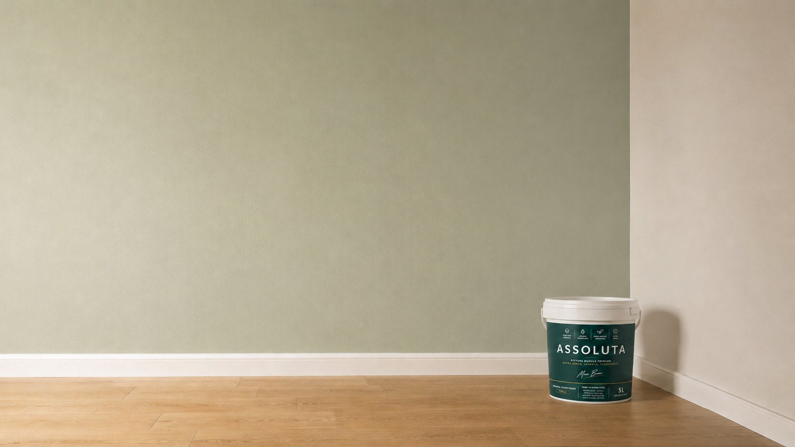 Parete di soggiorno tinteggiata in verde salvia con barattolo da 5 litri di idropittura Assoluta