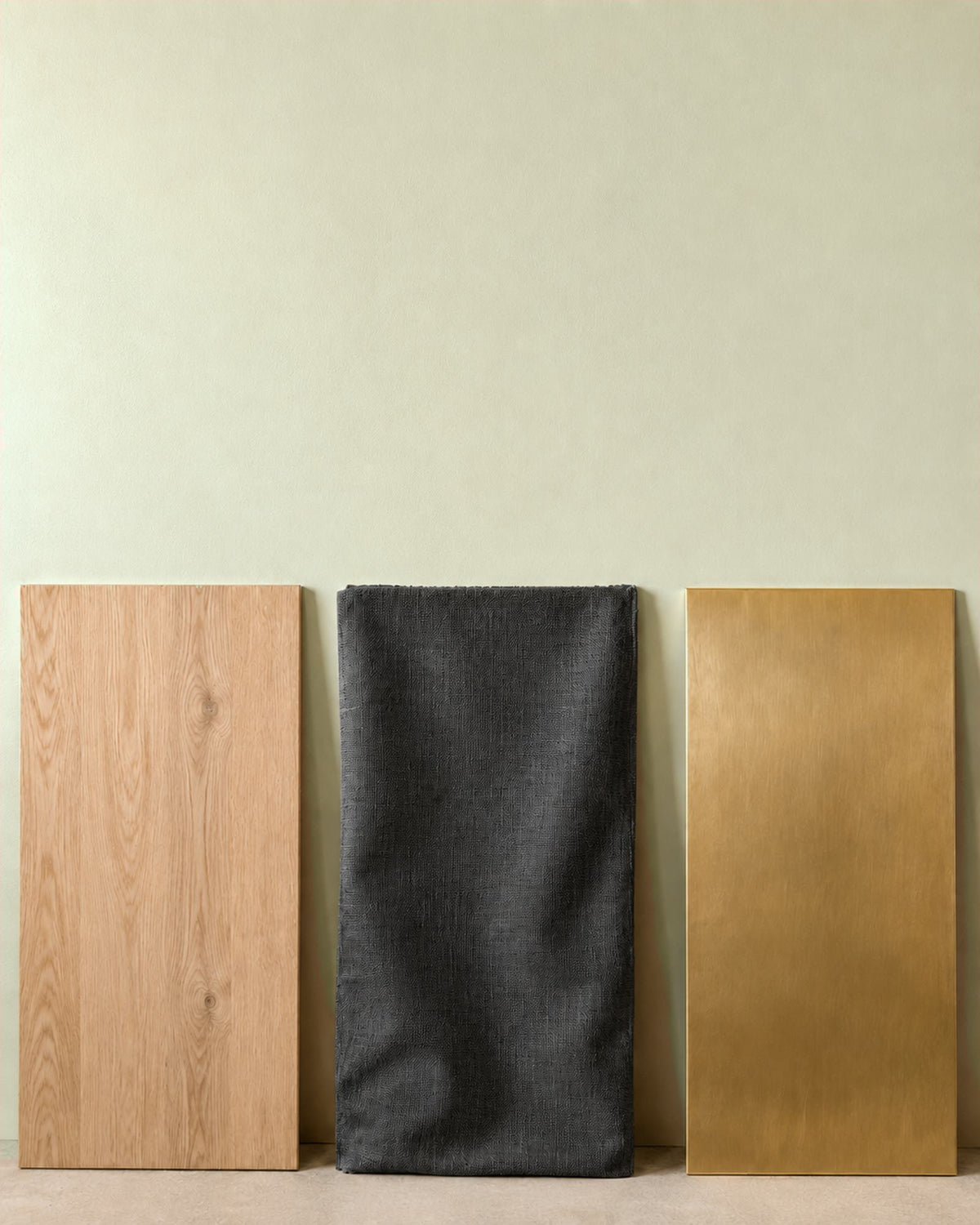 Salvia Toscano accostato a legno chiaro, lino e ottone
